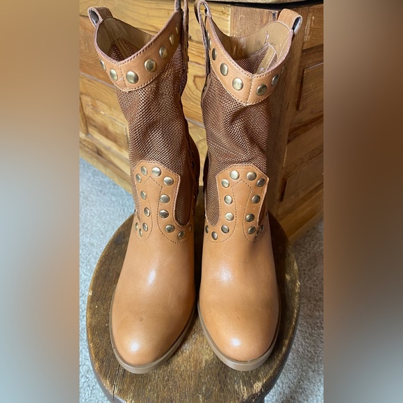 New, BCBG Winston Boots, Tan/Light Brown Leather/Mesh w/ Studded Accents, Sz 6.5 - Picture 4 of 13